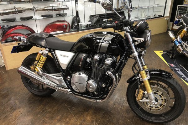 画像1: ＣＢ１１００ＲＳ用　シングルシートカウル（黒ゲル仕上げ） (1)